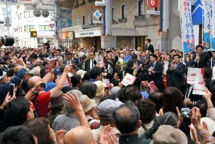 ●衆院選の応援で新潟市を訪れた安倍晋三首相（右端）の演説を聞く聴衆。原発については語られなかった