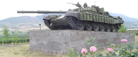 1988年〜94年のナゴルノ・カラバフ戦争でアゼルバイジャン領に侵攻したアルメニア軍のT-72戦車。ナゴルノ・カラバフ共和国の首都とされるステパナケルト郊外で記念碑となっている。