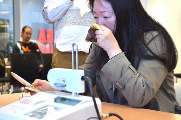 愛犬の写真 亡き父の様子 よみがえった思い出に涙する人も あなたのガラケー Auが復活させます ハフポスト