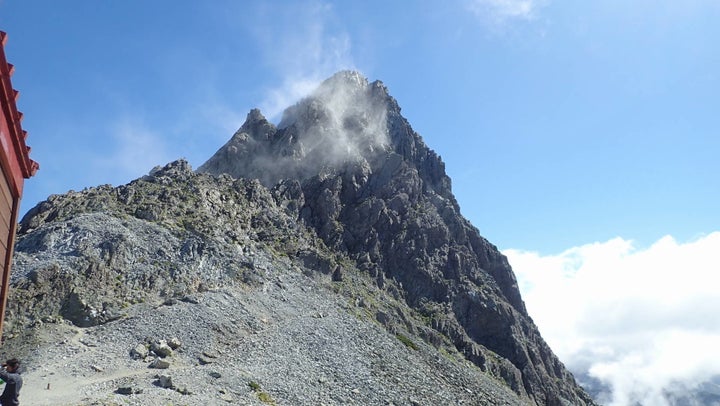 診療所から見上げる槍ヶ岳の山頂