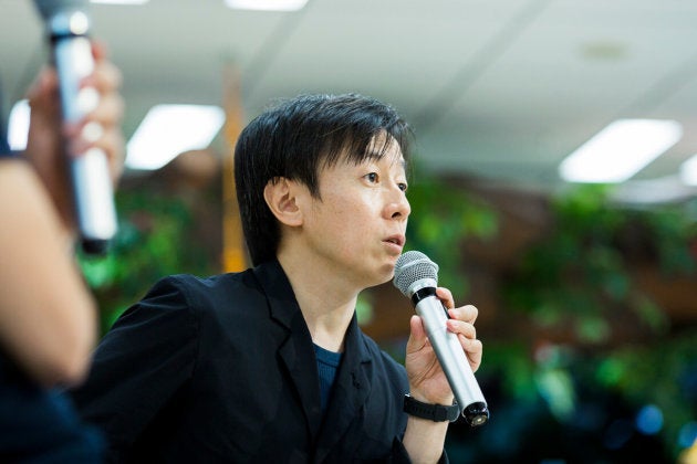 青野慶久(あおの・よしひさ)。1971年生まれ。大阪大学工学部情報システム工学科卒業後、松下電工(現 パナソニック)を経て、1997年8月愛媛県松山市でサイボウズを設立した。2005年4月には代表取締役社長に就任(現任)。社内のワークスタイル変革を行い、2011年からは、事業のクラウド化を推進。著書に、『チームのことだけ、考えた。』(ダイヤモンド社)、『会社というモンスターが、僕たちを不幸にしているのかもしれない』(PHP研究所)など。