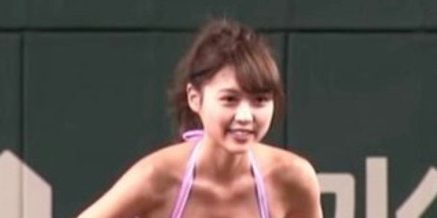 松元絵里花 ピンクのビキニ姿で始球式 動画 ハフポスト