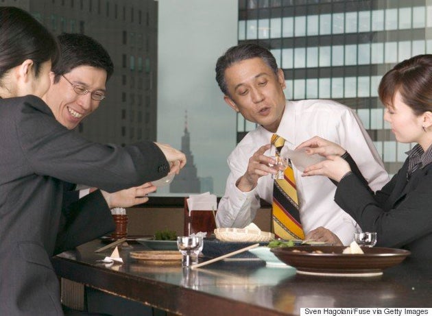 会社の花 お酌して 美しくないと 女性が言われて許せなかった言葉集 ハフポスト 会社の花 お酌して 美しくないと 女性が言われて許せなかった言葉集 ハフポスト