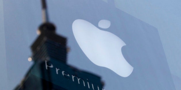 The Apple logo is seen against the reflection of Taiwan's landmark building Taipei 101, August 25, 2011. Steve Jobs resigned as CEO of Apple Inc on Wednesday and passed the reins to his right-hand man Tim Cook, saying he could no longer fulfill the duties in a stunning announcement that raised fears his health has deteriorated further. REUTERS/Pichi Chuang (TAIWAN - Tags: BUSINESS)