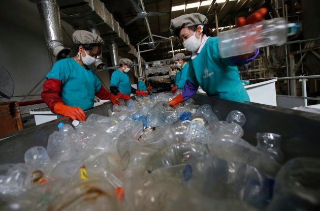 北京にあるリサイクル工場で、ペットボトルを仕分けする労働者