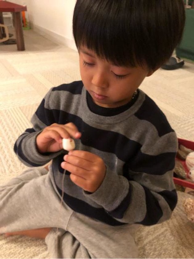 市川海老蔵、ハワイから帰国し息子・勸玄くんと首飾り作り 娘・麗禾ちゃんはしみじみ「東京いいね」 ハフポスト