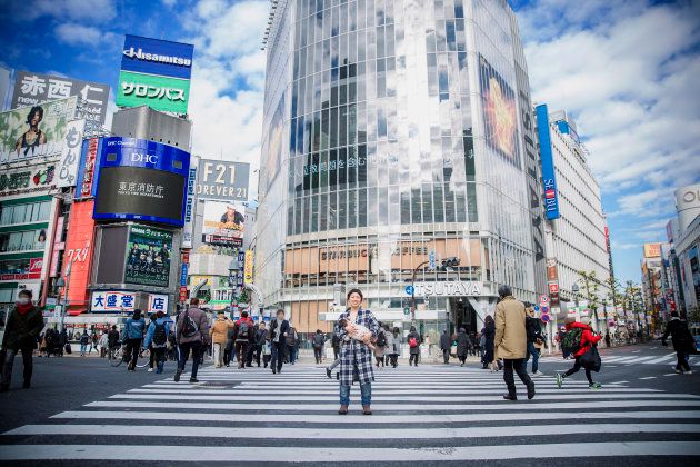 渋谷のスクランブル交差点で撮影された「授乳フォト」