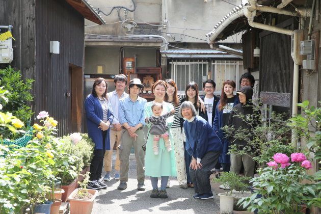 櫨畑さんが暮らす大阪の長屋と子育てに関わる友人たち