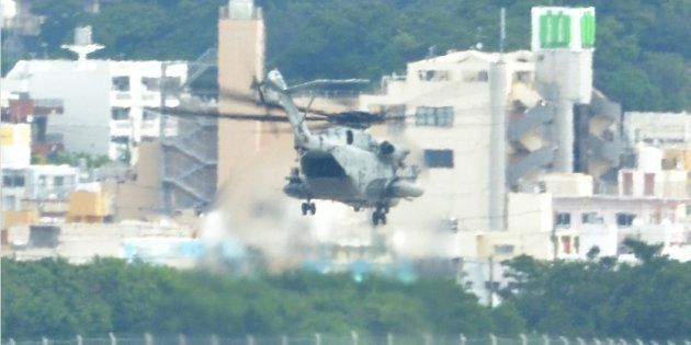 米軍普天間飛行場から離陸したCH53Ｅ大型輸送ヘリコプター。沖縄県東村での事故後、飛行を一時停止していた＝10月18日、沖縄県宜野湾市