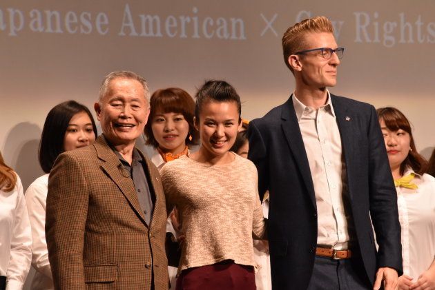 早稲田大での講演後、会場からの拍手に笑顔で応えるジョージ・タケイ（前列左）、エレナ・ワン（同中央）、ロレンゾ・シオーネ（同右）の各氏