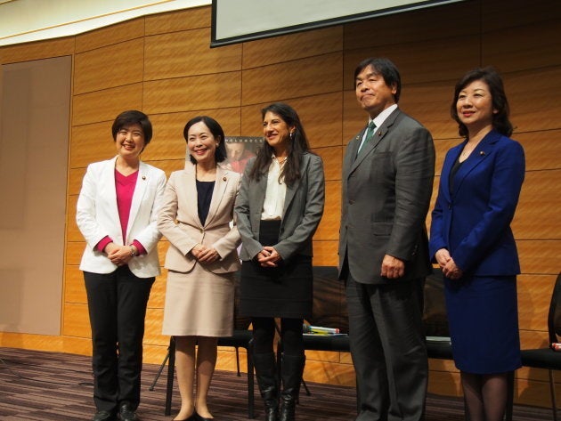 与野党を超えて国会議員が試写会に参加した。