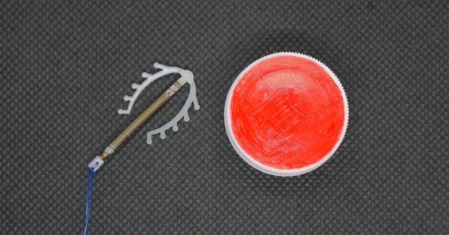 銅が付いているタイプの子宮内避妊器具IUD（左）。右側のペットボトルのキャップに比べて、銅が付いている棒部分が少し長くなっている。