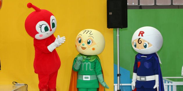 「福岡アンパンマンこどもミュージアムｉｎモール」のオープニングセレモニーに登場したキャラクターたち＝１８日、福岡市博多区