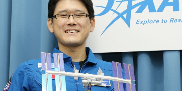 国際宇宙ステーション(ISS)への長期滞在が決まり、記者会見後、撮影に応じる宇宙飛行士の金井宣茂さん(2015年撮影)