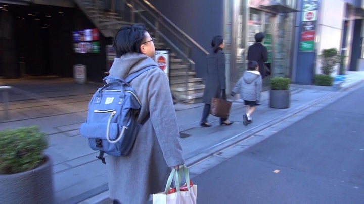 最後の出勤日の朝、派遣先の職場に向かう渡辺さん＝写真提供・レイバーネット日本