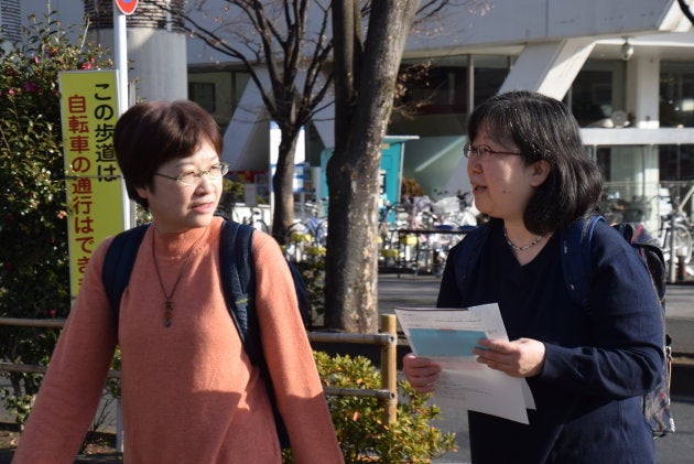 中野区役所に向かう大江さんと小川さん