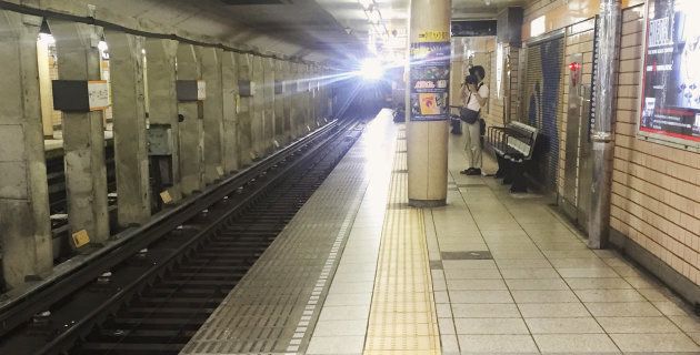2016年に視覚障害者が事故で亡くなった東京メトロ・青山一丁目駅。点字ブロックを一部妨害するように柱が建っている。