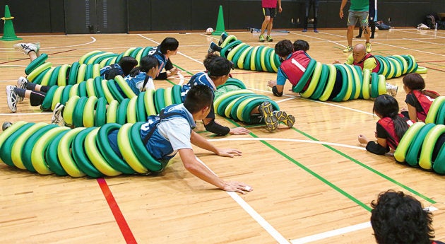 イモムシラグビーを楽しむ人たち