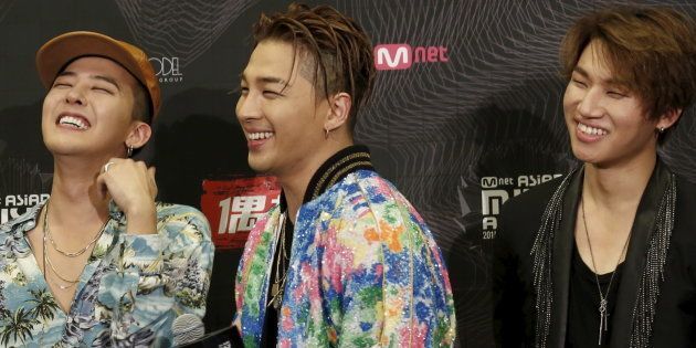 Mnet Asian Music Awardsにて。画像中央がSOL。(2015)