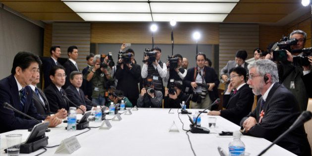 Paul Krugman (R) , Nobel Prize-winning economist and professor emeritus of economics and international affairs at Princeton University, talks to Japan's Prime Minister Shinzo Abe (L) at the during a meeting discussing global economy hosted by Abe at Abe's official residence in Tokyo, Japan, March 22, 2016. REUTERS/Franck Robichon/Pool
