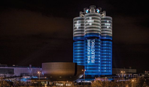 世界のBMWグループで電気駆動車を年内に10万台以上販売した記念に、元々エンジンのシリンダーを模したドイツ・ミュンヘンの「BMW」本社ビルが電池のデザインにライトアップされた。