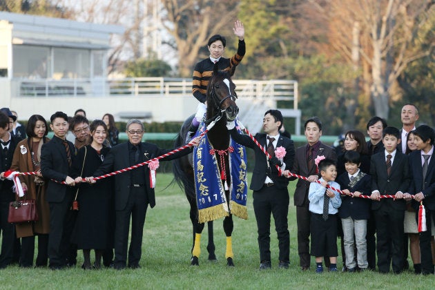 競馬有馬記念／記念撮影に応じる武豊ら