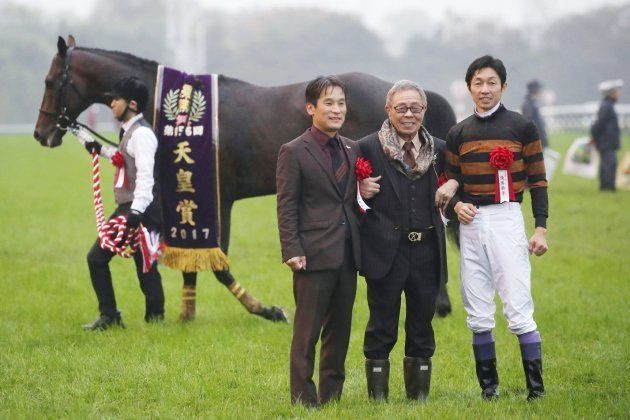 第156回天皇賞・秋（GI）で優勝し、記念撮影する（右から）武豊騎手、オーナーの北島三郎さんら。左奥はキタサンブラック＝10月29日、東京競馬場