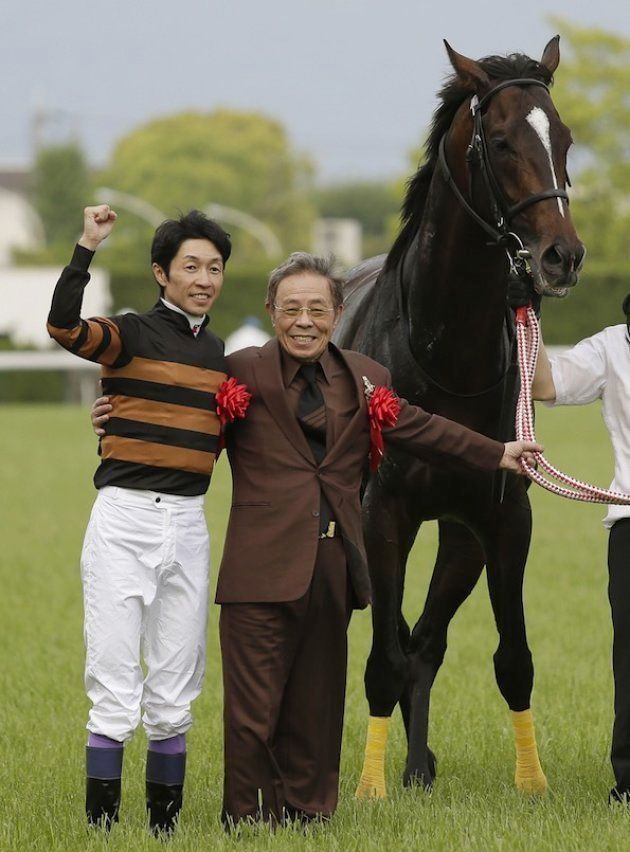 第153回天皇賞・春（GI）を制したキタサンブラックと記念撮影する武豊騎手（左）とオーナーで歌手の北島三郎さん＝2016年05月01日、京都競馬場