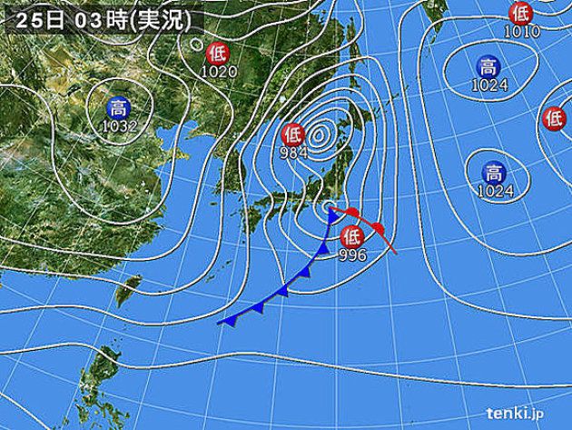 25日は、発達中の低気圧が北海道を通過するでしょう。低気圧の通過後は次第に冬型の気圧配置が強まる見込みです。クリスマスの今日は北日本を中心に冬の嵐になりそうです。