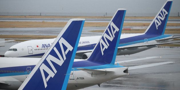 駐機する全日本空輸（ANA）機の尾翼（2017年3月21日撮影）