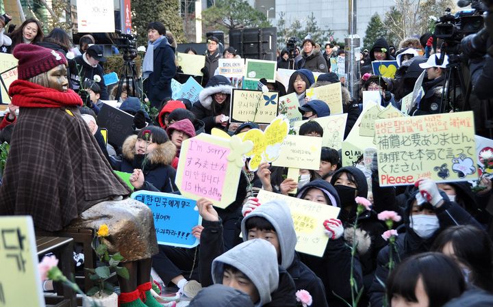 ２７日、ソウルの在韓日本大使館前に設置された慰安婦を象徴する少女像の前で、日韓合意の無効を訴える学生ら