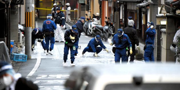 ２人が刺されたとされる現場付近を調べる捜査員ら＝３１日午後４時３１分、京都市伏見区、小林一茂撮影