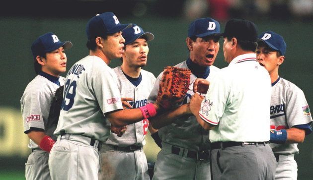 八回裏無死一塁巨人マルティネスの右前打の判定をめぐり、田中・一塁審判（右から２人目）に抗議する中日の星野仙一監督（東京ドーム） 撮影日：1999年07月22日