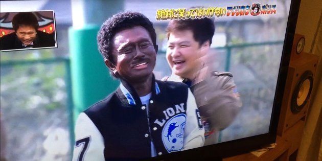 日本在住の黒人作家、バイエ・マクニールさんは「ガキの使い!大晦日年越しSP絶対に笑ってはいけないアメリカンポリス24時!」（日本テレビ・2017年12月31日）の画面を撮影し、「#日本でブラックフエイス止めて」とTwitterに投稿した。