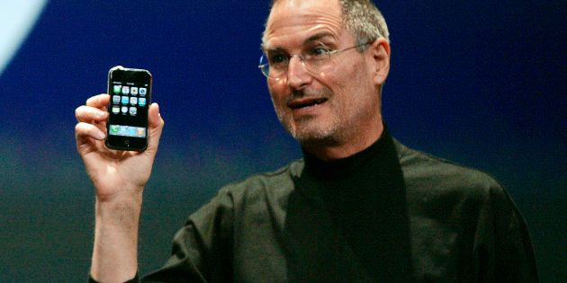 2007年1月9日（現地時間）にiPhoneを発表するスティーブ・ジョブス