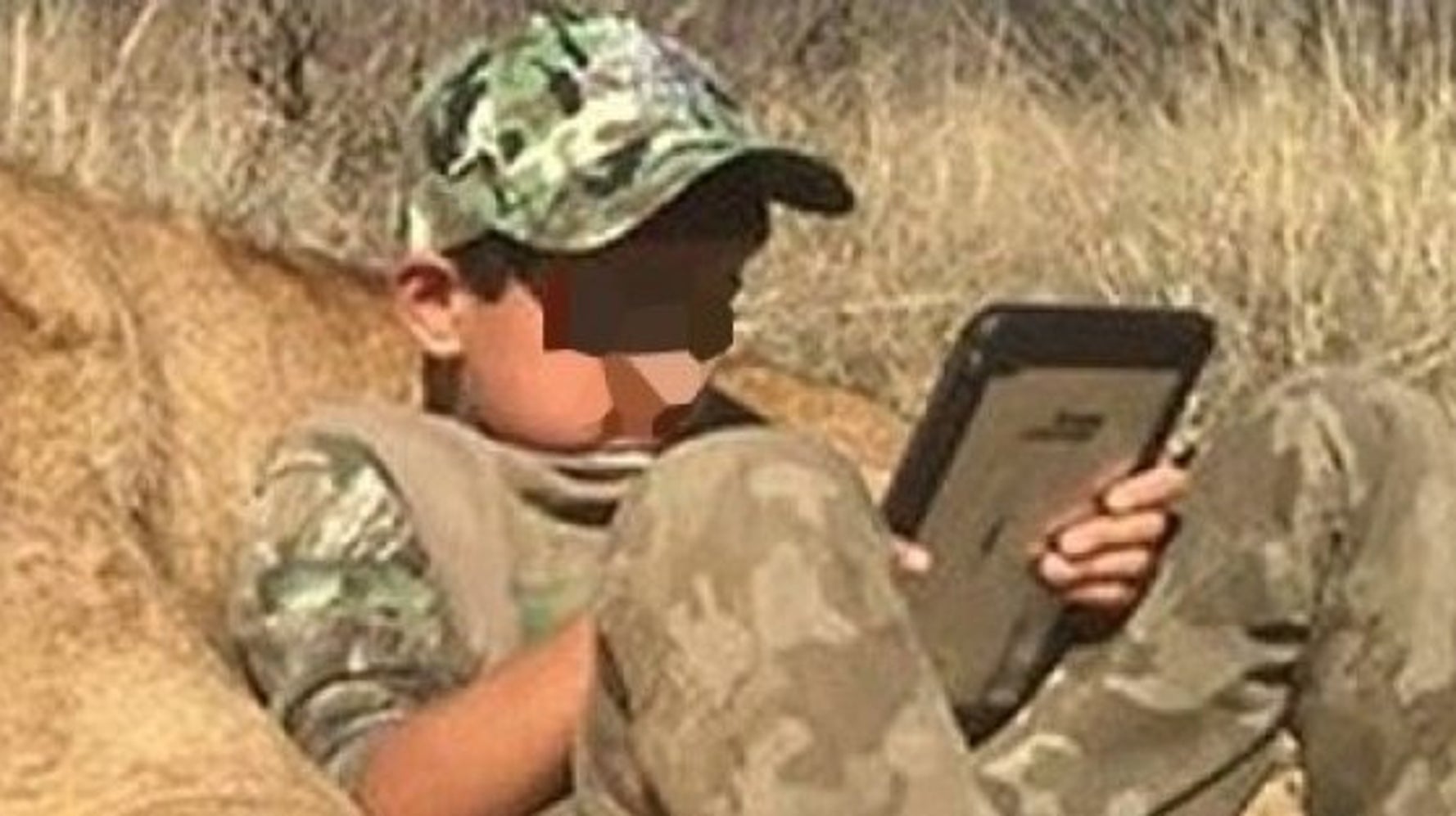 射殺したライオンに寄りかかってゲームをする子供の写真に 非難が集まる ハフポスト News 射殺したライオンに寄りかかってゲームをする子供の写真に 非難が集まる ハフポスト News