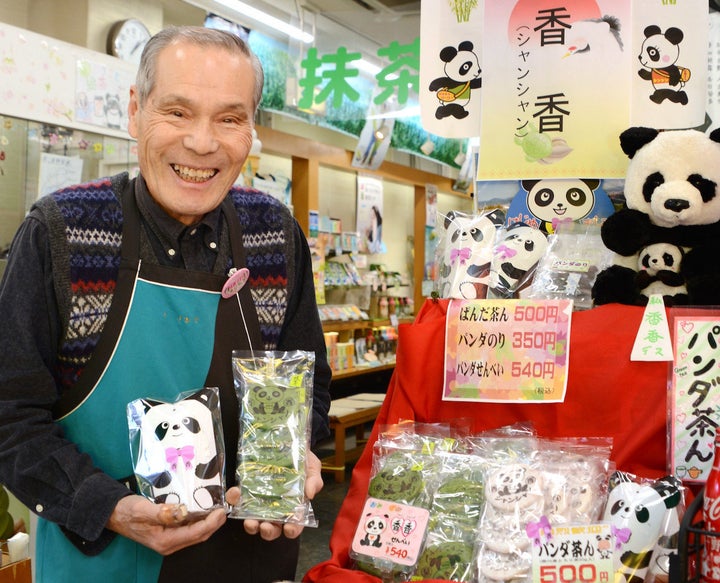 上野動物園のジャイアントパンダ、シャンシャンの公開に期待する「茶の君野園」の堀内進さん=2017年12月14日、東京都台東区