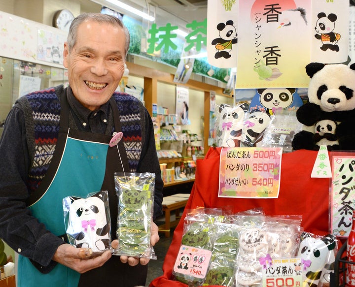 上野動物園のジャイアントパンダ、シャンシャンの公開に期待する「茶の君野園」の堀内進さん＝2017年12月14日、東京都台東区