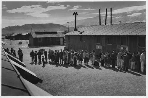 写真　Ansel Adams「第二次世界大戦中のマンザナー強制収容所」 写真 Ansel Adams「第二次世界大戦中のマンザナー強制収容所