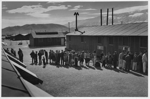 写真　Ansel Adams「第二次世界大戦中のマンザナー強制収容所」 マンザナー日系人強制収容所の光景が、アメリカ合衆国史の「闇」を