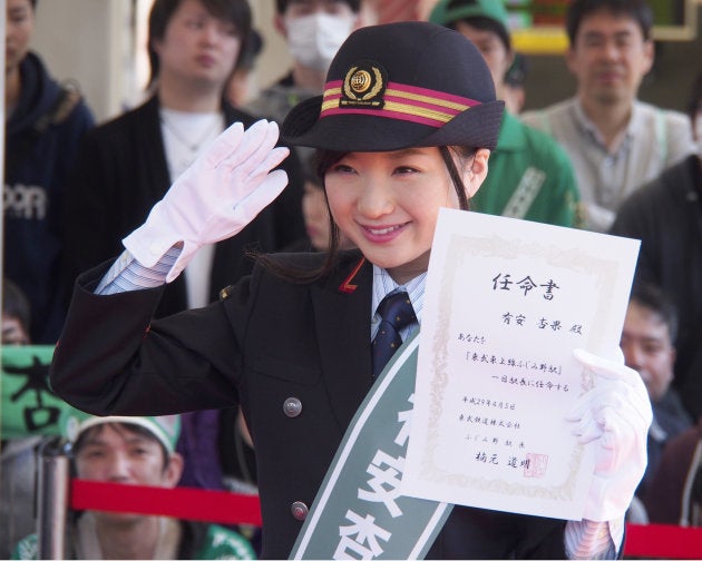 東武東上線ふじみ野駅の一日駅長を務めたアイドルグループ「ももいろクローバーＺ」の有安杏果さん＝2017年4月5日、埼玉県富士見市 