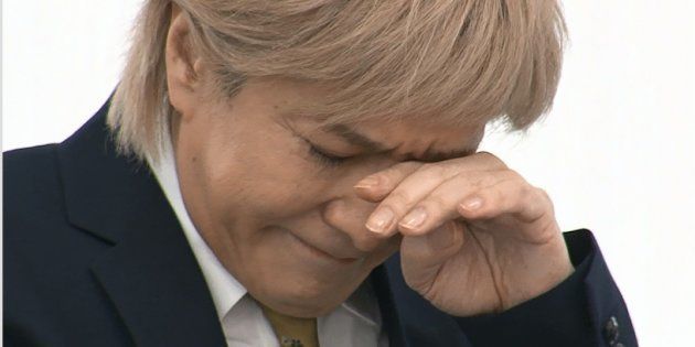 記者会見で引退を表明し、涙を流す音楽プロデューサーの小室哲哉さん＝１９日、東京都港区 