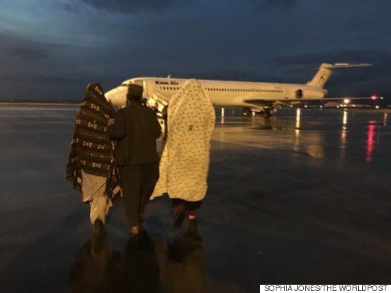 1月25日カブール行きの飛行機に向かって歩くリザガルと義理の兄、母親、赤ん坊の妹。彼らが空を飛ぶのは初めてだった。 