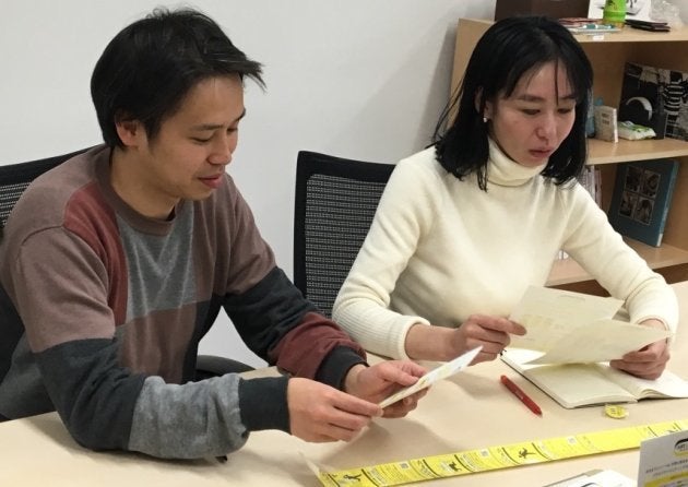 クラウドファンディングの目標達成に向けて対策を練る坂本さん(左)と山根さん