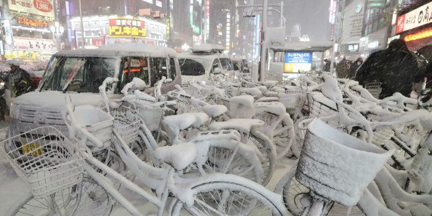 雪が積もった自転車。東京２３区には約４年ぶりとなる大雪警報が発令された＝２２日、東京都新宿区 撮影日：2018年01月22日
