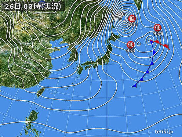 きょうも、日本付近は冬型の気圧配置となり、寒気が居座るでしょう。北西の季節風が強く、日本海側では大雪や猛ふぶき、海上は高波に警戒が必要です。全国的にこの冬最も気温の上がらない所が多く、厳しい寒さが続くでしょう。