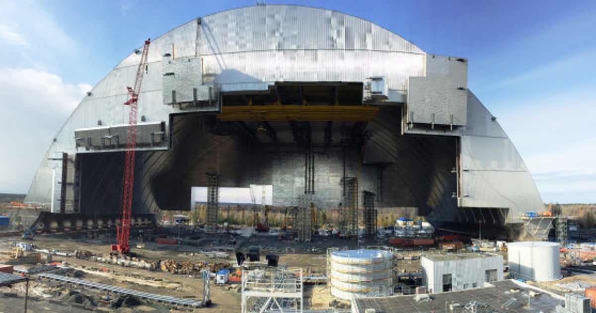 チェルノブイリ原発、石棺ごと封印する巨大シェルターの移設工事始まる
