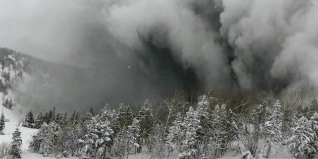 スキー客がリフトから撮影した噴煙＝1月23日午前、群馬県草津町［浜島貝さん提供］