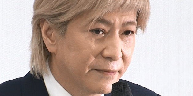 記者会見する音楽プロデューサーの小室哲哉さん＝１９日、東京都港区