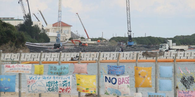 護岸工事が進む辺野古の沿岸部。米軍キャンプシュワブ境界線のフェンスには抗議の垂れ幕が掲げられている＝沖縄県名護市 